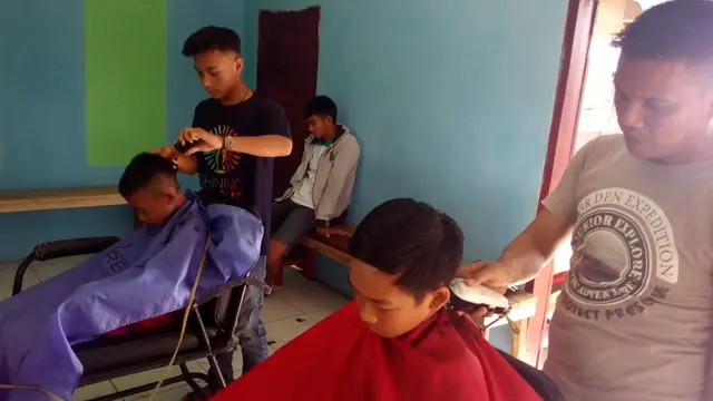 Jelang lebaran tukang cukur Garut panen