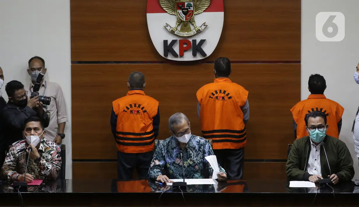 Tiga tersangka suap terkait pengadaan barang dan jasa di Kabupaten Hulu Sungai Utara Kalimantan Selatan tahun 2021-2022 usai menjalani rilis penahanan di Gedung KPK Jakarta, Kamis (16/9/2021). Ketiganya terkena OTT KPK berikut barang bukti uang Rp 345 juta. (Liputan6.com/Hemi Fithriansyah)