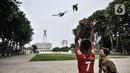 Anak-anak bermain burung dara di depan Lapangan Banteng, Jakarta, Kamis (15/9/2020). Lapangan Banteng dan hutan kota di Ibu Kota Kembali ditutup sementara saat penerapan pembatasan sosial berskala besar (PSBB) Jakarta guna menekan penyebaran Covid-19 di ruang publik. (merdeka.com/Iqbal Nugroho)