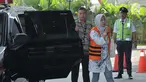 Kadis Peternakan Provinsi Jawa Timur Rohayati tiba di gedung KPK, Jakarta, Jumat (7/7). Rohayati diperiksa sebagai saksi terkait kasus suap pengawasan dan pemantauan DPRD Jawa Timur tentang penggunaan anggaran tahun 2017. (Liputan6.com/Helmi Afandi)