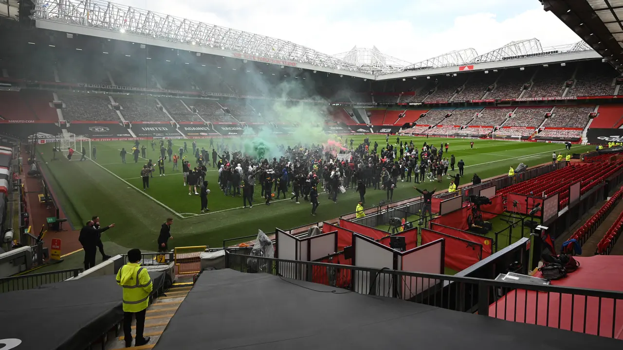 FOTO: Jelang Laga Krusial Melawan Liverpool, Fans Garis Keras Manchester United Geruduk Old Trafford