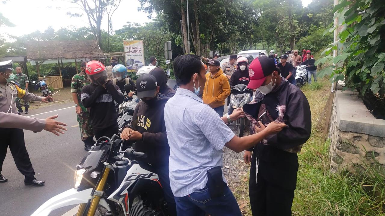 Aparat gabungan  penyekatan di kawasan Gunung Gumitir untuk mencegah pergerakan kelompok perguruan silat ke Banyuwangi. (Istimewa).
