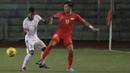 Bek sayap Timnas Indonesia, Abduh Lestaluhu, menghadang pergerakan pemain Singapura pada laga Piala AFF 2016 di Filipina, Jumat (25/11/2016). Indonesia tertinggal 0-1 dari Singapura. (Bola.com/Nicklas Hanoatubun)