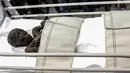 Mumi Firaun Sennedjem setelah dikeluarkan dari peti mati di Museum Nasional Peradaban Mesir (NMEC), Kairo, Mesir (21/9/2019). Mumi Firaun Sennedjem dikeluarkan dari peti mati karena dalam proses pemulihan. (AFP Photo/Mohamed el-Shahed)