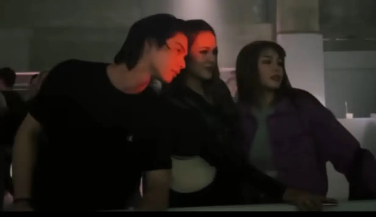 Raisa juga tampak berfoto bersama Bright aktor Thailand yang mengenakan tshirt hitamnya. [@raisa6690]