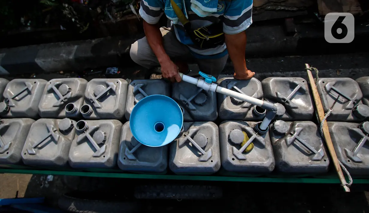 Pedagang bersiap menjajakan air bersih di kawasan Jakarta Barat, Senin (18/9/2023). (Liputan6.com/Angga Yuniar)