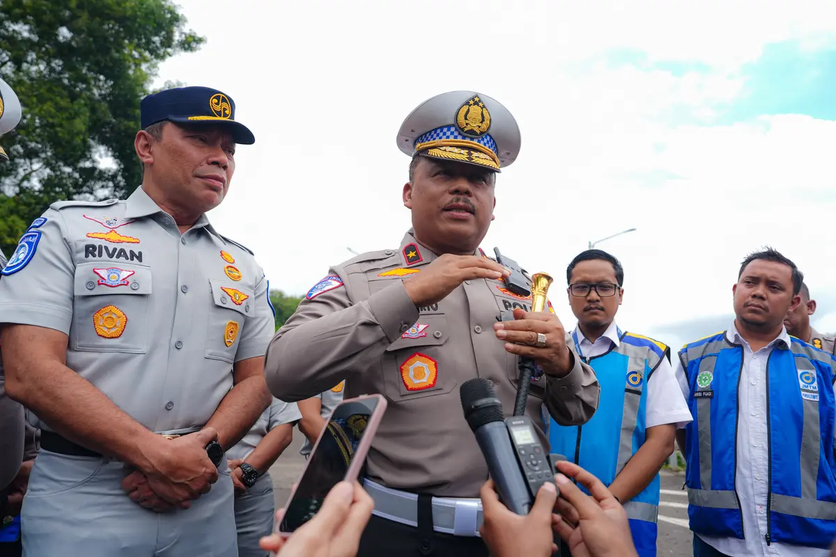 Kakorlantas Polri Brigjen Agus Suryonugroho meninjau jalur di KM 92 Tol Cipularang, Purwakarta, Jawa Barat, pada Minggu (9/2/2025).