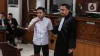 Terdakwa Richard Eliezer Pudihang Lumiu bersiap menjalani sidang dengan agenda pembacaan vonis oleh Majelis Hakim dalam kasus pembunuhan Brigadir Yosua Hutabarat di Pengadilan Negeri Jakarta Selatan, Rabu (15/2/2023). Bharada Richard Eliezer atau Bharada E divonis 1 tahun 6 bulan dalam kasus dugaan pembunuhan berencana Brigadir Yosua Hutabarat (Brigadir J), Rabu (15/2/2023). (Liputan6.com/Johan Tallo)