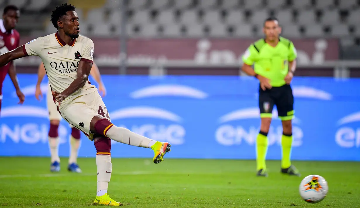 Gelandang AS Roma, Amadou Diawara mencetak gol ke gawang Torino pada pekan ke-37 Liga Italia di stadion Grande Torino di Turin, Rabu (29/7/2020). AS Roma berhasil mengalahkan tuan rumah Torino 3-2 meski sempat tertinggal lebih dulu. (Fabio Ferrari/LaPresse via AP)