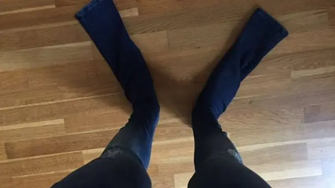 Bikin Ngakak, Jeans Ini Panjangnya Nggak Manusiawi! Sengaja?