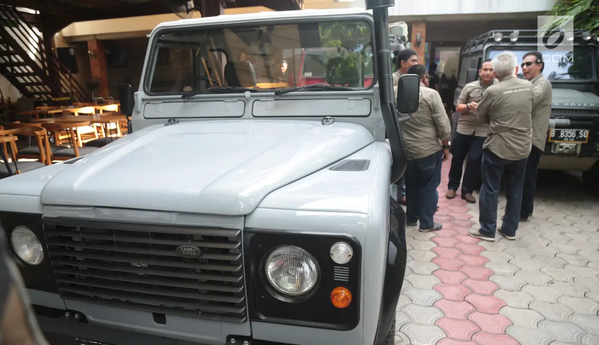 Sejumlah anggota Indonesia Land Rover United (ILRU) berbincang di Jakarta, Rabu (5/12). Setidaknya ada 750 kendaraan Land Rover memadati acara tersebut untuk bersilaturahmi. (Liputan6.com/Angga Yuniar)