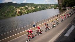 Para pebalap beraksi di Etape 4 balap sepeda Dauphine Criterium antara Boen-sur-Lignon dan Tournon-sur-Rhone, Prancis, (8/6/2016)  (AFP/Lionel Bonaventure)