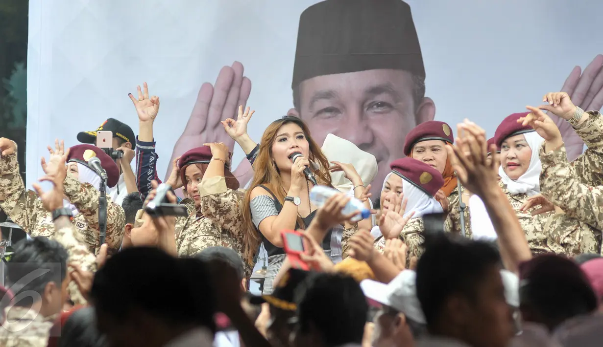 Kader Gerindra berjoged di kantor DPP Gerindra, Ragunan, Jakarta Selatan, Rabu (19/4). Tunggu hasio hitung cepat, pendukung Anies-Sandi dan kader Gerindra penuhi kantor DPP Gerindra. (Liputan6.com/Yoppy Renato)