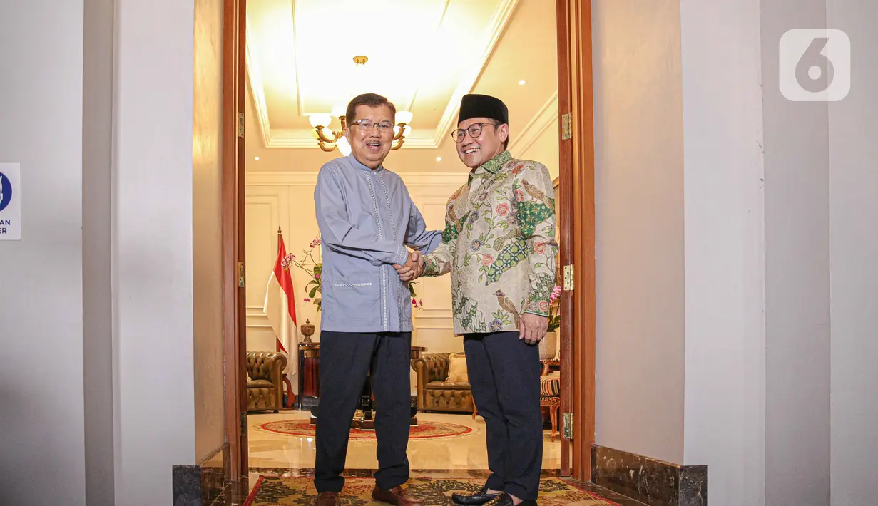 Wakil Presiden Republik Indonesia ke-10 dan ke-12 Jusuf Kalla (JK) menyambut kedatangan Ketua Umum PKB Muhaimin Iskandar  di kediamannya di Jalan Brawijaya Raya No.6 Jakarta Selatan, Sabtu (6/5/2023). (Liputan6.com/Faizal Fanani)