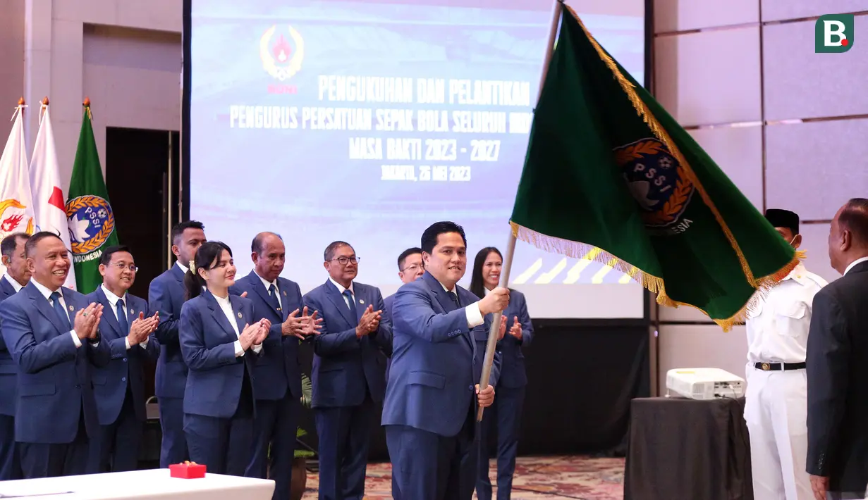 <p>Ketua Umum PSSI, Erick Thohir menerima bendera&nbsp;PSSI saat Pelantikan Pengurus PSSI Masa Bakti 2023-2027 yang berlangsung di Hotel Fairmont, Jakarta, Jumat (26/05/2023). (Bola.com/Bagaskara Lazuardi)</p>