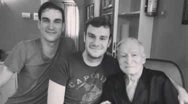 Hugh Hefner bersama kedua putranya 