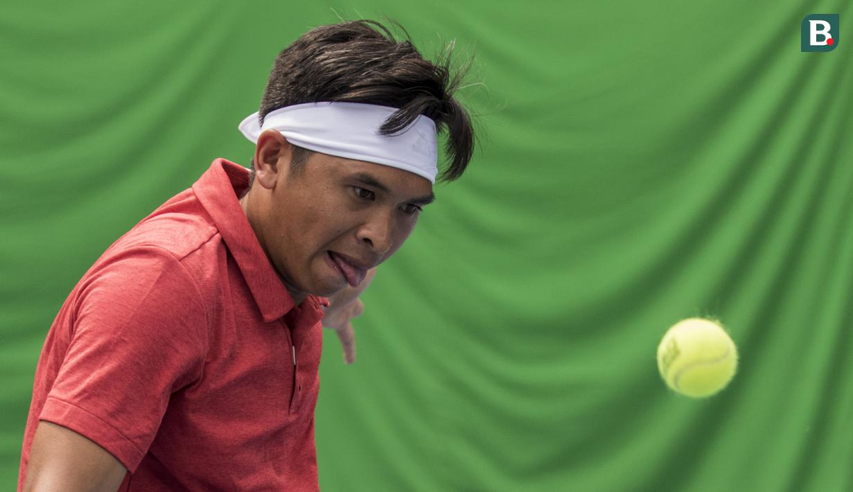 Petenis Indonesia, Christopher Rungkat, berusaha mengembalikan bola saat latihan di Lapangan Tenis Pondok Indah, Jakarta, Kamis (19/7/2018). Dirinya merupakan salah satu petenis yang akan turun pada Asian Games XVIII. (Bola.com/Vitalis Yogi Trisna)