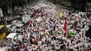 Ribuan umat muslim memenuhi ruas jalan Medan Merdeka Timur untuk melakukan aksi di depan Balai Kota Jakarta, Jumat (14/10). Mereka mendesak Gubernur DKI Jakarta, Basuki Tjahaja Purnama mundur. (Liputan6.com/Hemi Fithriansyah)