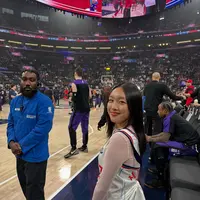 Penyanyi remaja Tanah Air, bikin bangga dengan tampil di Laga  NBA. Intip penampilannya berikut ini! [@maleaemma].