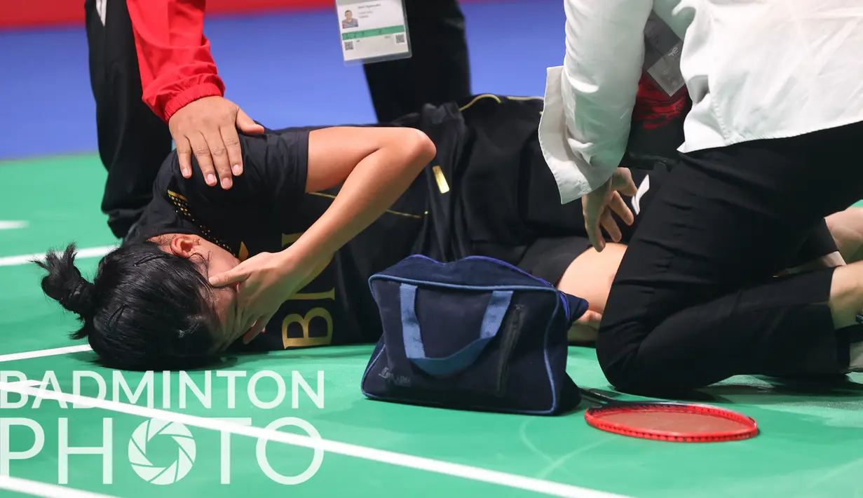 Pertandingan semakin panas menjelang match poin. Apesnya, Nandini malah mengalami cedera ketika ia tertinggal 17-20. Wakil Indonesia tersebut terpaksa harus ditarik keluar lapangan. (Badminton Photo/Yves Lacroix)