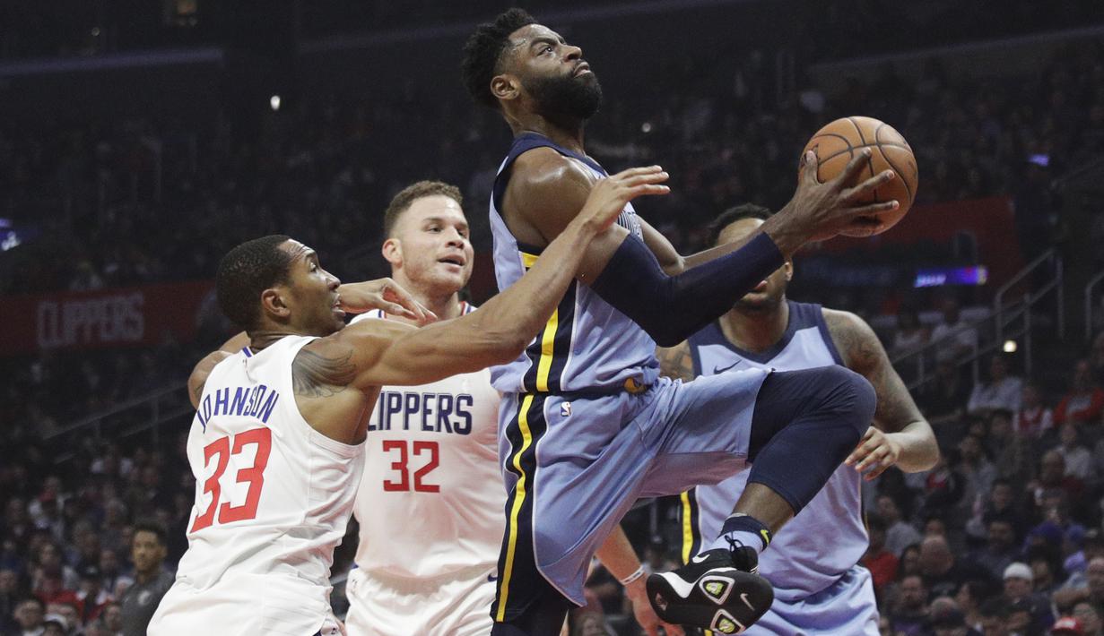 Pemain Memphis Grizzlies, Tyreke Evans (kanan) mencoba memasukan bola saat diadang para pemain Clippers pada laga NBA basketball game, di Staples Center, Los Angeles, (2/1/2018). Clippers menang 113-105. (AP/Jae C. Hong)