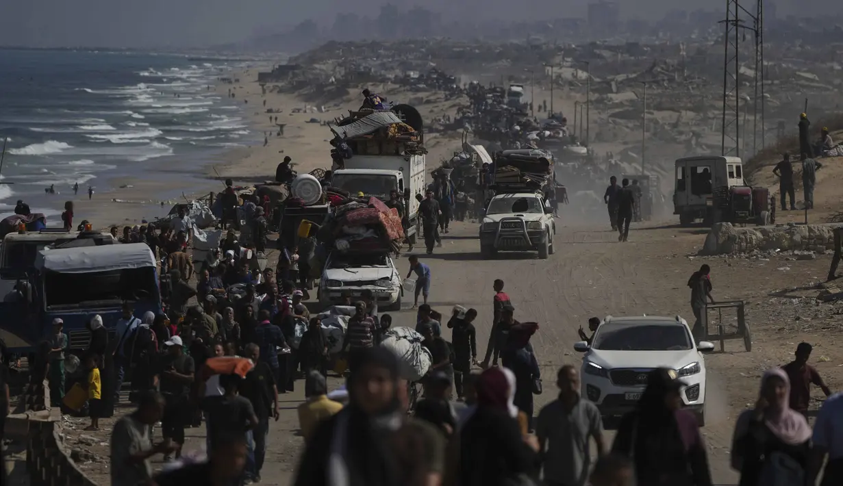 Ribuan warga Palestina terus bergerak meninggalkan Kota Gaza di tengah serangan serangan darat Israel. (AP Photo/Abdel Kareem Hana)