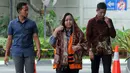 Kepala Bidang Tata Ruang Dinas PUPR Bekasi Neneng Rahmi tiba di Gedung KPK, Jakarta, Selasa(11/12). Neneng diperiksa sebagai tersangka terkait dugaan menerima suap atau janji penguruasn perizinan proyek pembangunan Meikarta. (Merdeka.com/Dwi Narwoko)
