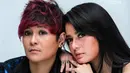 Momen kedekatan musikus Mitha The Virgin bersama DJ Citra Anidya Pratiwi di Jakarta, Selasa (20/3). Mitha mengaku masih mempertahankan format duo DJ dalam single kedua mereka. (Liputan6.com/Faizal Fanani)
