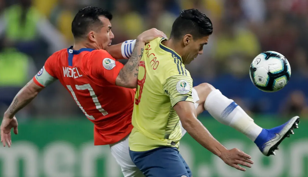 Bek timnas Cile, Gary Medel berebut bola dengan pemain Kolombia, Radamel Falcao Garcia pada perempat final Copa America 2019 di Arena Corinthians, Jumat (29/6/2019). Cile melaju ke semifinal Copa America 2019 setelah menundukkan Kolombia, 5-4, lewat adu penalti. (AP/Andre Penner)