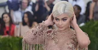 Kylie Jenner, salah satu selebriti yang ikut memeriahkan acara Met Gala 2017 di Metropolitan Museum of Art New York (1/5/2017). Selalu menjadi pusat perhatian publik, namun kali ini memang cukup berbeda. (AFP/Bintang.com)