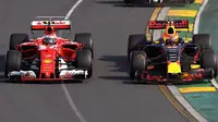 Pebalap Red Bull, Max Verstappen (kanan), berduel dengan Kimi Raikkonen (Ferrari) pada balapan F1 GP Australia di Albert Park, Melbourne, Minggu (26/3/2017). (Bola.com/Twitter/Max33Verstappen)