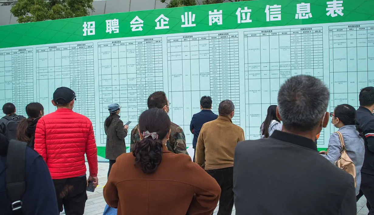 Para pelamar kerja membaca informasi rekrutmen dalam bursa kerja di Wuhan, Provinsi Hubei, China, 21 April 2020. Lebih dari 1.600 lowongan pekerjaan dari 40 perusahaan lebih ditawarkan kepada pelamar, yang melibatkan berbagai industri. (Xinhua/Xiao Yijiu)