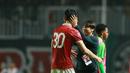 <p>Pelatih kepala Timnas Indonesia, Shin Tae-yong memegang kepala pemain Timnas Indonesia, Elkan Baggott usai&nbsp;laga FIFA Match Day antara Timnas Indonesia melawan Timnas Curacao di Stadion Pakansari, Bogor, Selasa (27/09/2022). (Bola.com/Muhammad Iqbal Ichsan)</p>