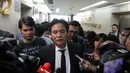 Kuasa hukum DPP Golkar kubu Aburizal, Yusril Ihza Mahendra mendatangi ruang Fraksi Golkar untuk melakukan pertemuan tertutup dengan Koalisi Merah Putih (KMP) di Gedung Nusantara I DPR, Jakarta, Rabu (25/3/2015). (Liputan6.com/Andrian M Tunay)
