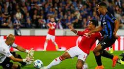 Memphis Depay berusaha menaklukkan kiper Club Brugge, Sinan Bolat di Stadion Jan Breydel, Belgia. Kamis (27/8/2015) dini hari WIB. (Reuters/Yves Herman)