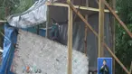 Akibat gempa bumi ini, 40 orang wisatawan domestik dan pengunjung asal Malaysia terjebak longsoran tebing di kawasan wisata Air Terjun Tiu Kelep di Kecamatan Bayan, Lombok Utara.