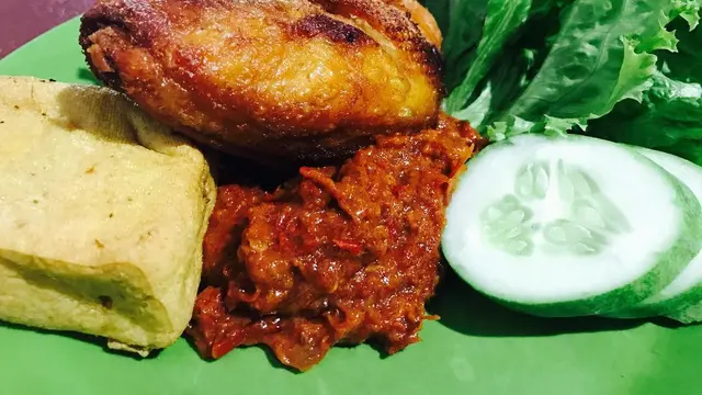 [Bintang] Editor Says: Ketika Nikmat Pecel Ayam Terukur dari Sambal