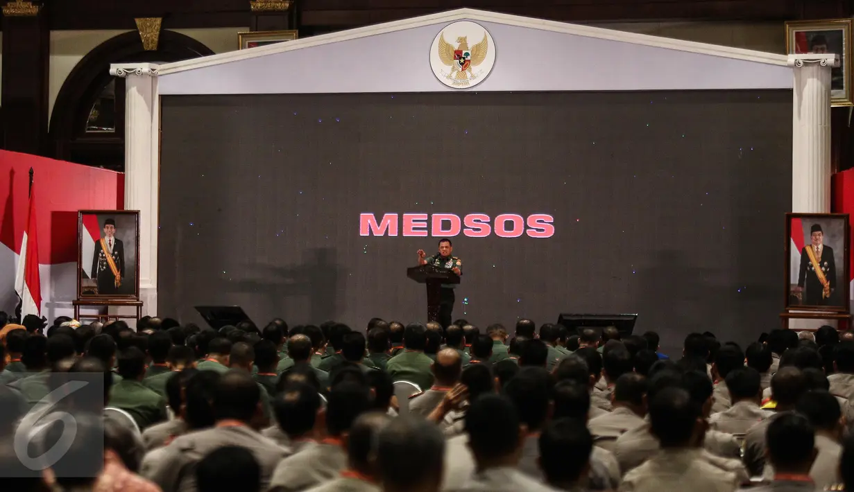 Panglima TNI, Jenderal TNI Gatot Nurmantyo memberikan paparan saat menghadiri Rapat Koordinasi Pilkada Serentak 2017 di Gedung Bidakara, Jakarta, Selasa (31/1). (Liputan6.com/Faizal Fanani)