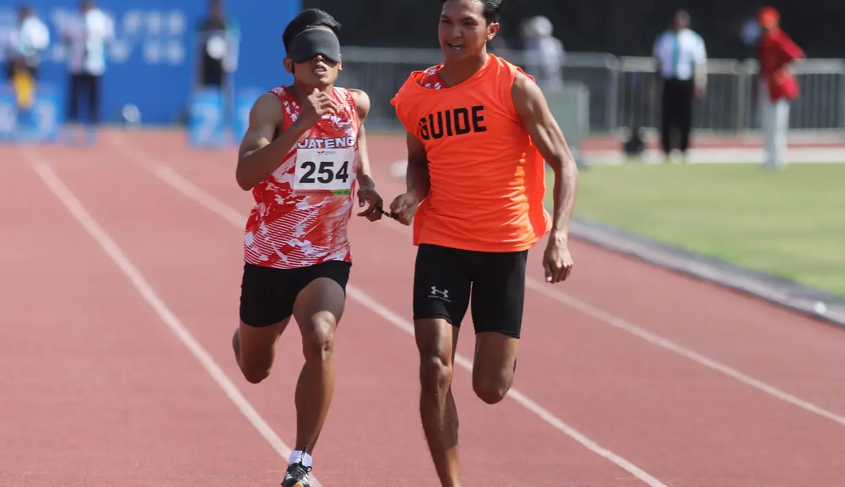 Pelari asal Jawa Tengah Taufiq Abdul Karim beradu cepat dalam final lari 100 m klasifikasi Men 11 Peparnas XVII di Stadion Sriwedari, Solo, Jawa Tengah, Selasa (8/10/2024). Taufik mendapatkan medali emas dengan capaian waktu 11,87. (PB PEPARNAS XVII/Feira Manbud)