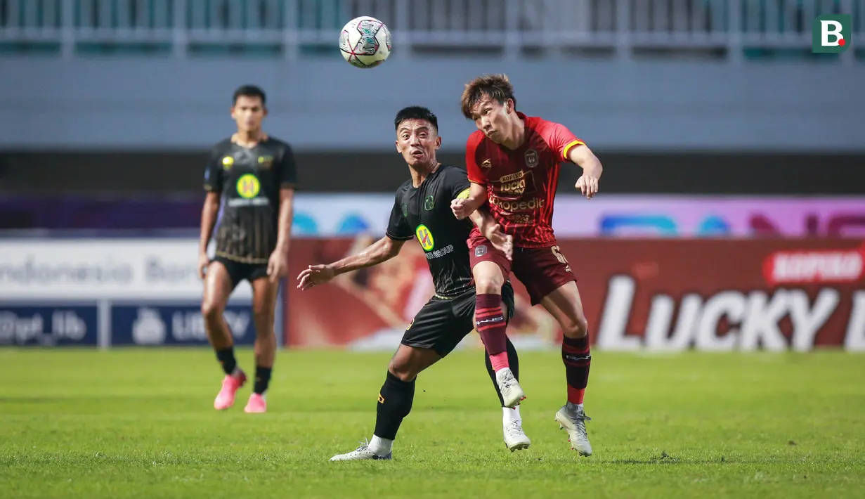 <p>Pemain Rans Nusantara FC, Mitsuru Maruoka (kanan) berebut bola dengan pemain Barito Putera, Bayu Pradana saat laga pekan ke-7 BRI Liga 1 2022/2023 antara Rans Nusantara FC melawan Barito Putera di Stadion Pakansari, Bogor, Senin (29/8/2022). (Bola.com/Bagaskara Lazuardi)</p>