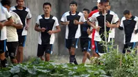 Persepam Madura Utama kembali fokus berlatih untuk menghadapi Persatu Tuban dalam lanjutan Grup D Piala Kemerdekaan. (Bola.com/Robby Firly)