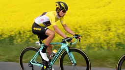 Pembalap Primoz Roglic dari Slovenia memacu sepedanya saat mengikuti Tour de Romandie UCI ProTour ke-72 di Bottens, Swiss (29/4). Dalam lomba ini para pembalap harus menempuh jarak 181,8 km. (Jean-Christophe Bott / Keystone via AP)