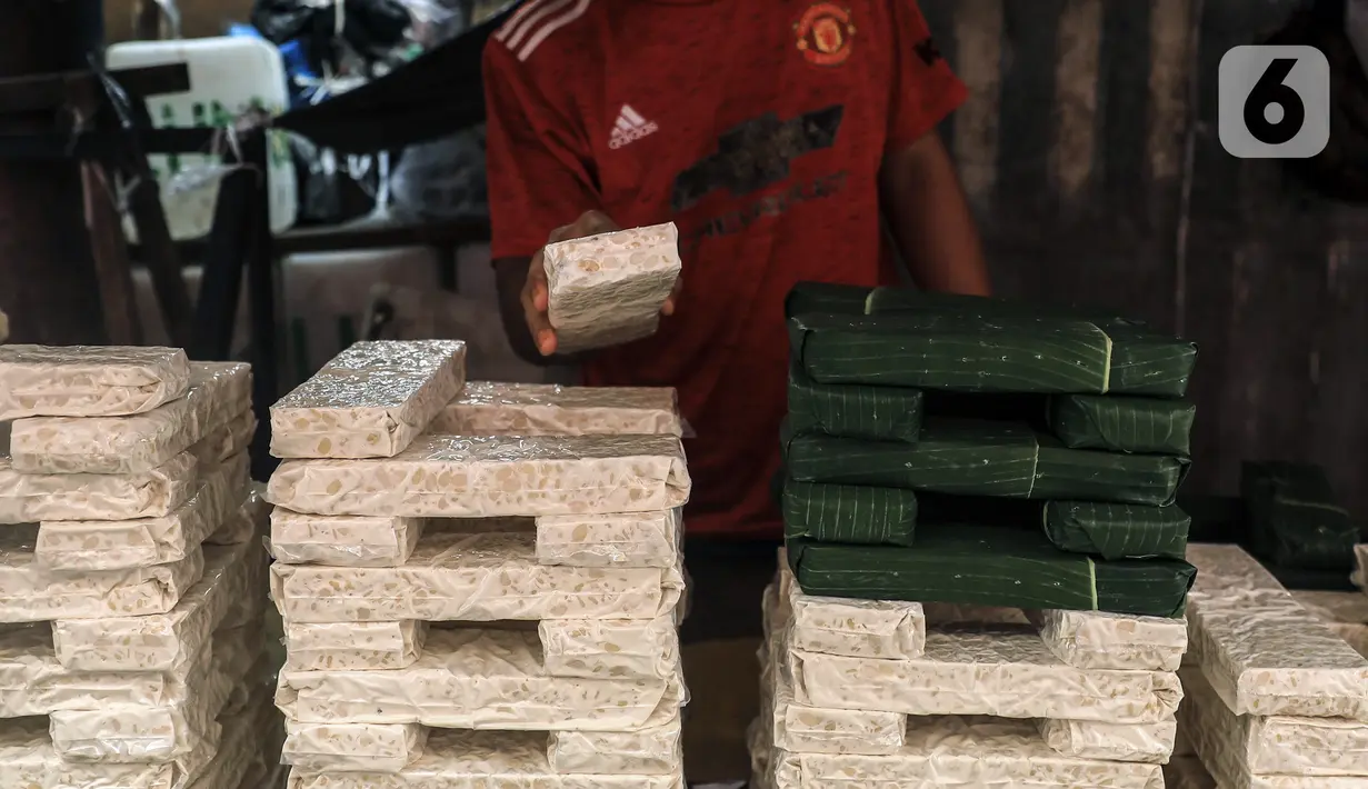 Penjual tempe menunggu pembeli di Pasar Kebayoran Lama, Jakarta, Selasa (15/2/2022). Ketua Umum Gabungan Koperasi Produsen Tempe Tahu (Gakoptindo) Aip Syarifuddin menyatakan akan mogok produksi tempe tahu yang akan dilakukan mulai 21-23 Februari 2022. (Liputan6.com/Johan Tallo)