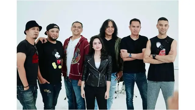 8 Potret Kenangan Artis Bersama Lucky Widja Vokalis Element Sebelum Meninggal