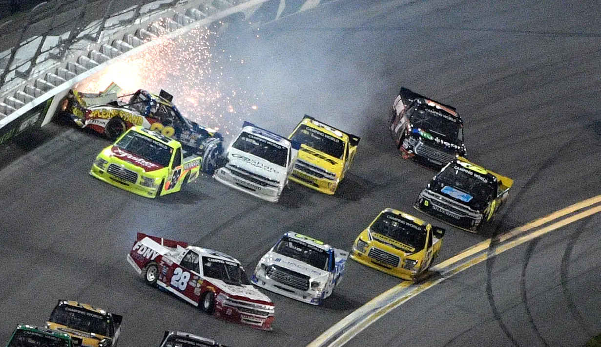 Mobil Clay Greenfield menabrak dinding saat perlombaan balap Nascar Truck Series di Daytona International Speedway di Daytona Beach (16/2). (AP Photo/Darryl Graham)