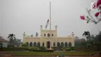 Bendera setengah tiang berkibar di Istana Siak Sri Indrapura, Kabupaten Siak, Riau, Kamis (12/9/2019). Pengibaran bendera setengah tiang itu dilakukan sebagai Hari Berkabung Nasional selama tiga hari ke depan untuk menghormati almarhum Presiden ke-3 Indonesia BJ Habibie. (Liputan6.com/Faizal Fanani)