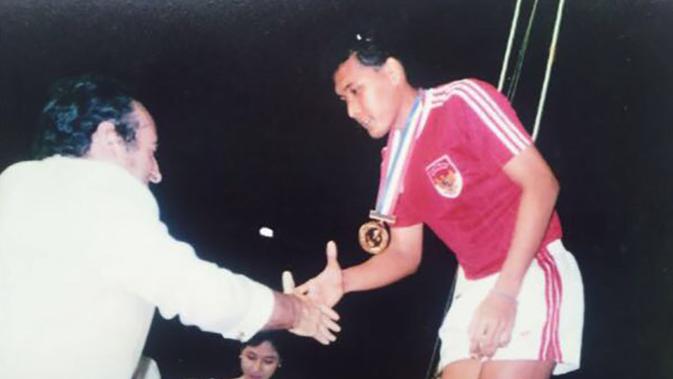 Sudirman, saat menerima pengalungan medali emas sepak bola SEA Games 1991. (Boal.com/Dok. Pribadi)