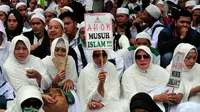 Ribuan anggota Front Pembela Islam (FPI) kembali berunjuk rasa di Gedung DPRD DKI Jakarta, Senin (10/11/2014). (Liputan6.com/Johan Tallo)  