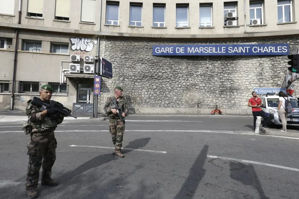 Lokasi serangan pisau di luar Stasiun Kereta Saint Charles, Paris. (AP)