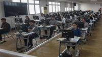 Hari ini secara serentak pelaksanaan UTBK-SNBT 2025 dimulai. UTBK-SNBT 2025 diikuti 860.976 peserta dan memperebutkan 259.564 kursi di Perguruan Tinggi Negeri (PTN). (merdeka.com/Arie Basuki)